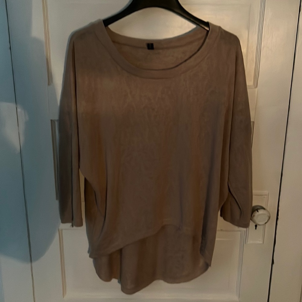 Woman's Top - Picture 3 of 4